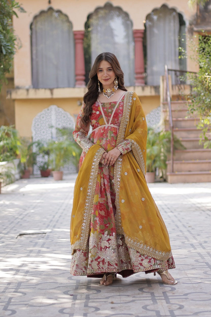 थंबनेल: RANG BHOOMI - PREMIUM RUSSIAN SILK ALIA CUT GOWN - LILLEMART.COM
