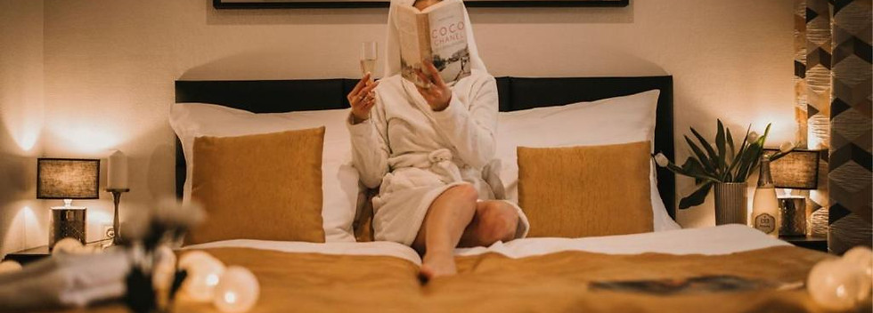 women reading book 