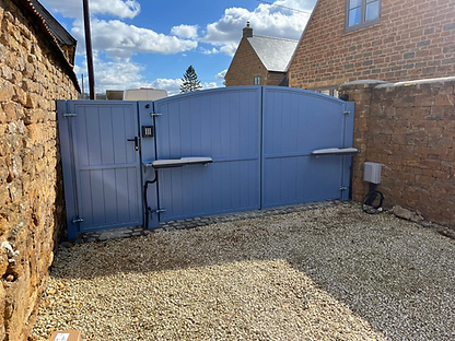 Full gate that offers privacy