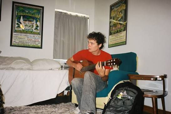 Oscar Lindsey playing guitar | Photo Credit: @momandpopmusic on Instagram