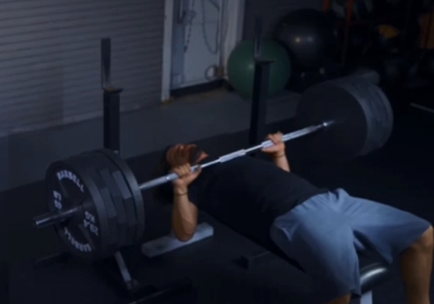 Man attempting to lift 500lbs