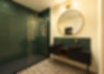 Salle de bain avec zellige vert, carreaux de ciment et douche à l'italienne, projet d'architecte d'intérieur à Chambéry.