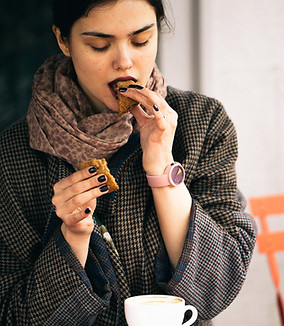 Femme, manger Cookie