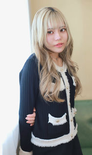 プラチナホワイトブロンド　巻き髪スタイリング