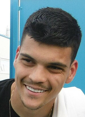 goleiro sorri para foto