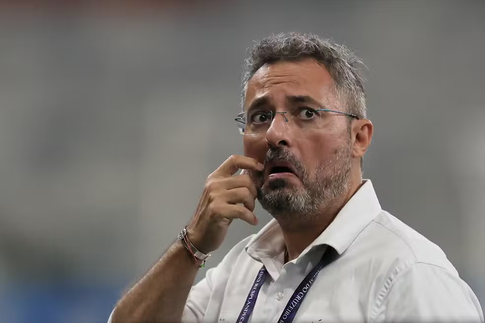 Homem com a mão na boca