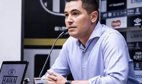 Executivo falando no microfone