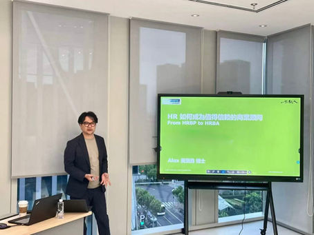 人在講台前演講