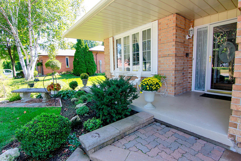 101-Munro - Front Patio