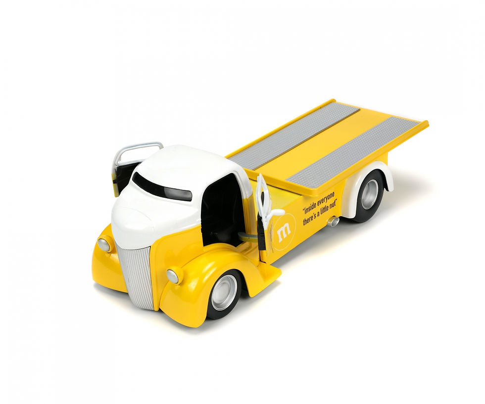Miniatura: JADA TOYS -  M&Ms Yellow 1947 Ford COE Flatbed