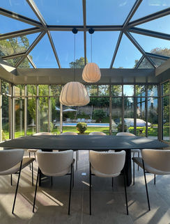 Extension d'une cuisine ouverte avec véranda en acier et grand espace salle à manger dans pavillon à Senlis dans l'Oise