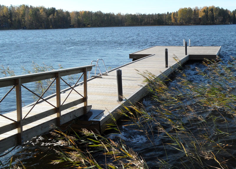 Suuri-muovilaituri-putkipontooneilla-nettiin