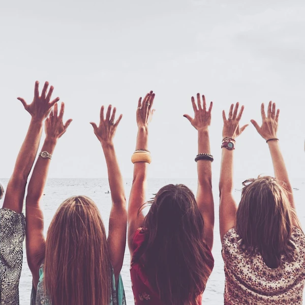 Frau umarmt sich selbst