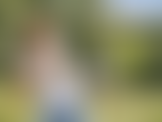 Young man playing outdoors without hay fever symptoms after hypnotherapy – even 2 years later