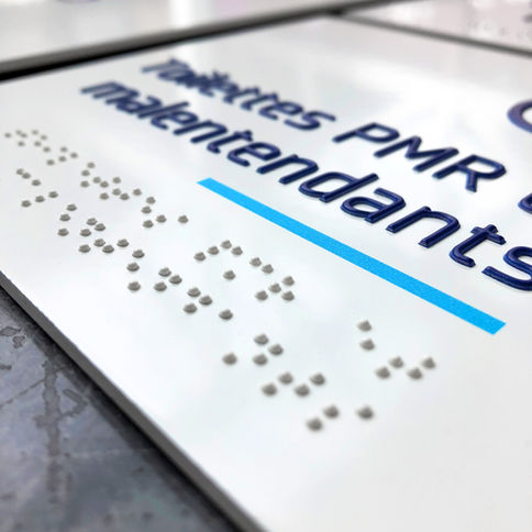 PLAQUE SANITAIRES Plaque aluminium laqué avec impression relief et braille 