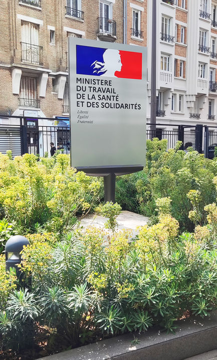 TOTEM IDENTIFICATION
Totem sur pied gamme Macer extérieur
Aluminium laqué et marquage adhésif découpé