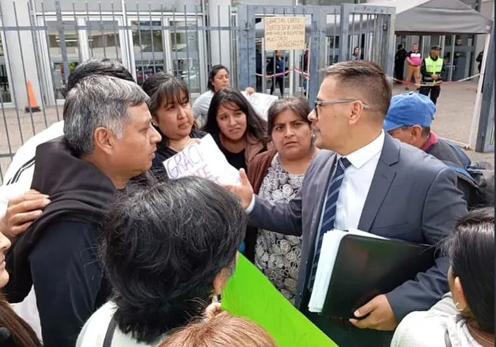 Trabajadores de Alliance One junto al dr. Javier Alejandro Dorado