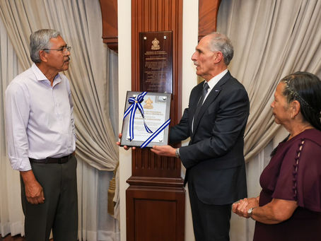 Presidente Asfura reconoce legado de Heriberto Hernández, ebanista que dejó su huella en Casa Presidencial