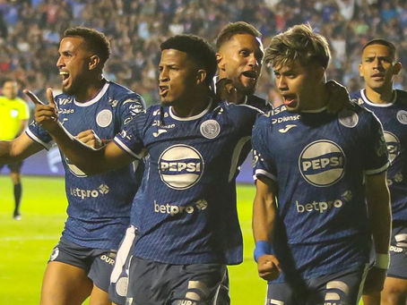 Motagua tumba al Génesis en una noche pintada de azul