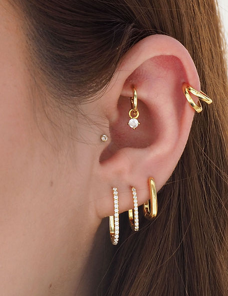 Aretes de oro con diamantes, exhibiendo diferentes estilos de aretes. BOA ACCESORIOS