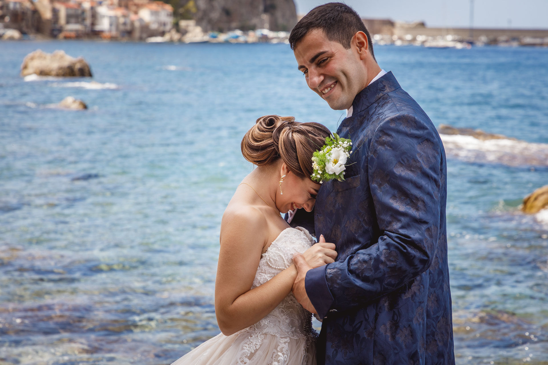 Coppia di sposi felici vicino al mare e monti, Matrimonio mare e monti, sorrisi, felicità.