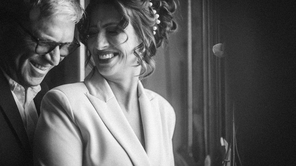 Coppia sorridente, felice ed elegante, senza pose, in bianco e nero Foto di Coppia senza pose
