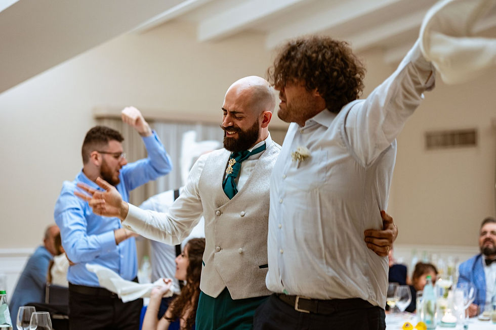 Sposi nerd wedding matrimonio a tema videogiochi - Unconventional wedding - Sposo balla con gli invitati