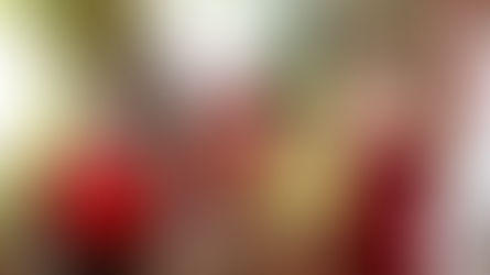 Cinque donne brindano con sigari e vino, risate felici, abiti rossi e festeggiamenti.
