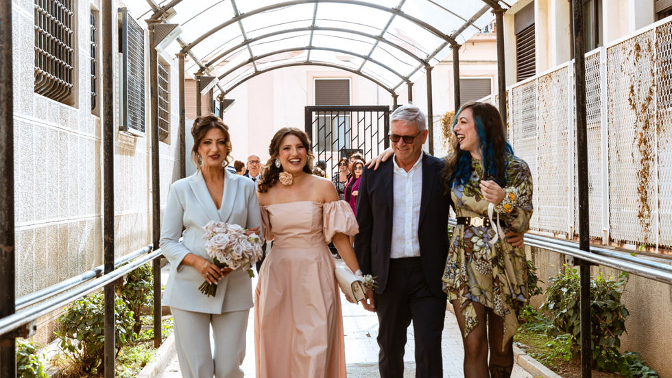 Coppia e famiglia camminano insieme, sorridenti. Foto di Coppia senza pose, durante evento, Drimage