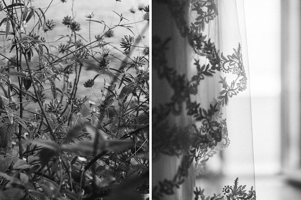 Fotografia di Drimage Creative studio di Simona Turano Fotografa. Immagine divisa in bianco e nero: fiori selvatici in primo piano accanto a una finestra luminosa con tende di pizzo a motivi floreali.