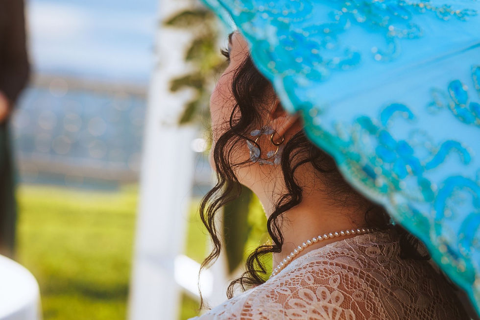 Sposi nerd wedding matrimonio a tema videogiochi - Unconventional wedding - Sposa coperta da un ombrellino azzurro