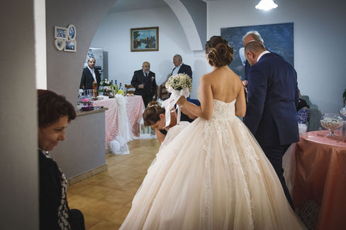 Sposa con abito da sposa e bouquet, matrimonio in Calabria con persone intorno. Drimage