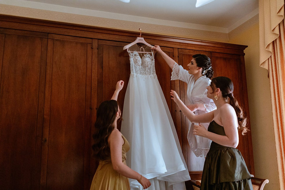 Matrimonio Unconventional Calabria, Drimage, Fotografo Simona turano, la sposa con le damigelle sistema l'abito prima della cerimonia