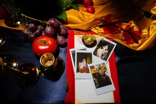 Nature morte con foto polaroid e decorazioni wedding design creata da Simona Turano Wedding Planning e Design by Drimage