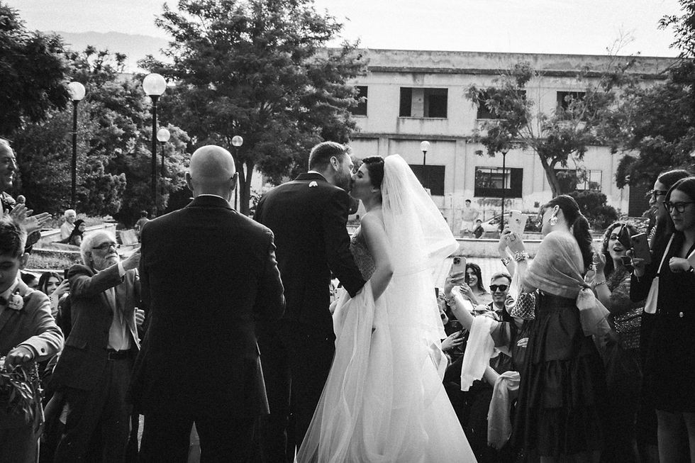 Matrimonio Unconventional Calabria, Drimage, Fotografo Simona turano, gli sposi si baciano all'uscita dalla chiesa dopo la fine del rito