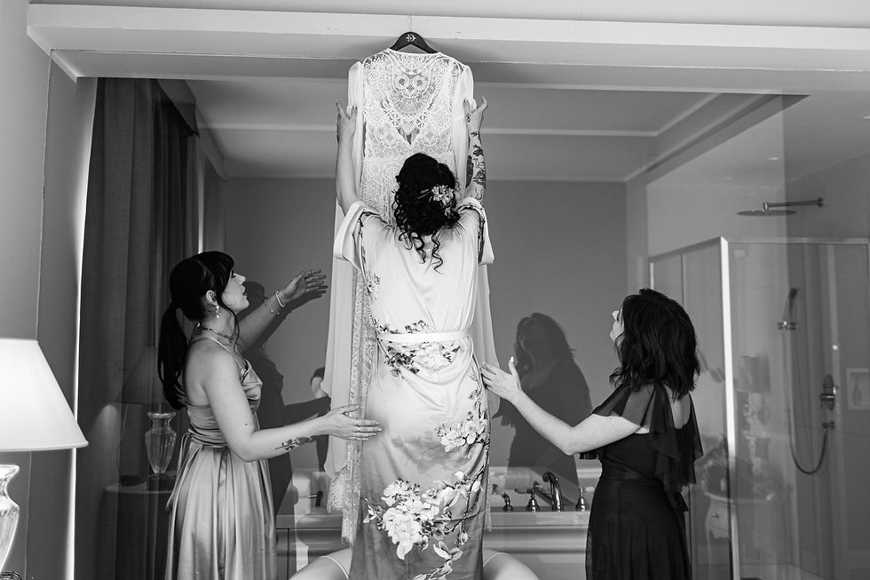 Sposi nerd wedding matrimonio a tema videogiochi - Unconventional wedding - Sposa sistema l'abito con le damigelle