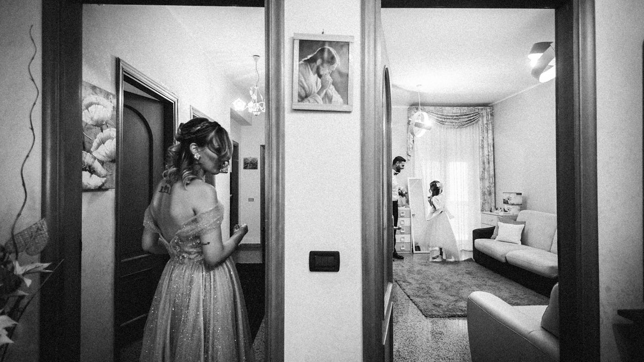 Sposa che guarda in una stanza, Matrimonio elegante e romantico, con testimoni.