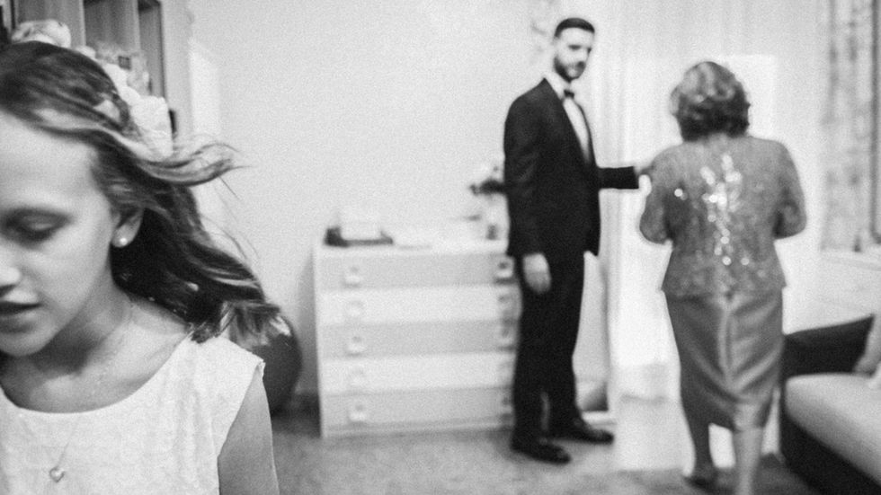 Ragazza in primo piano, sposo con signora, Matrimonio elegante e romantico. Drimage.