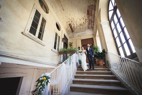 Sposi camminano sulle scale durante il giorno del matrimonio a Tropea Drimage.