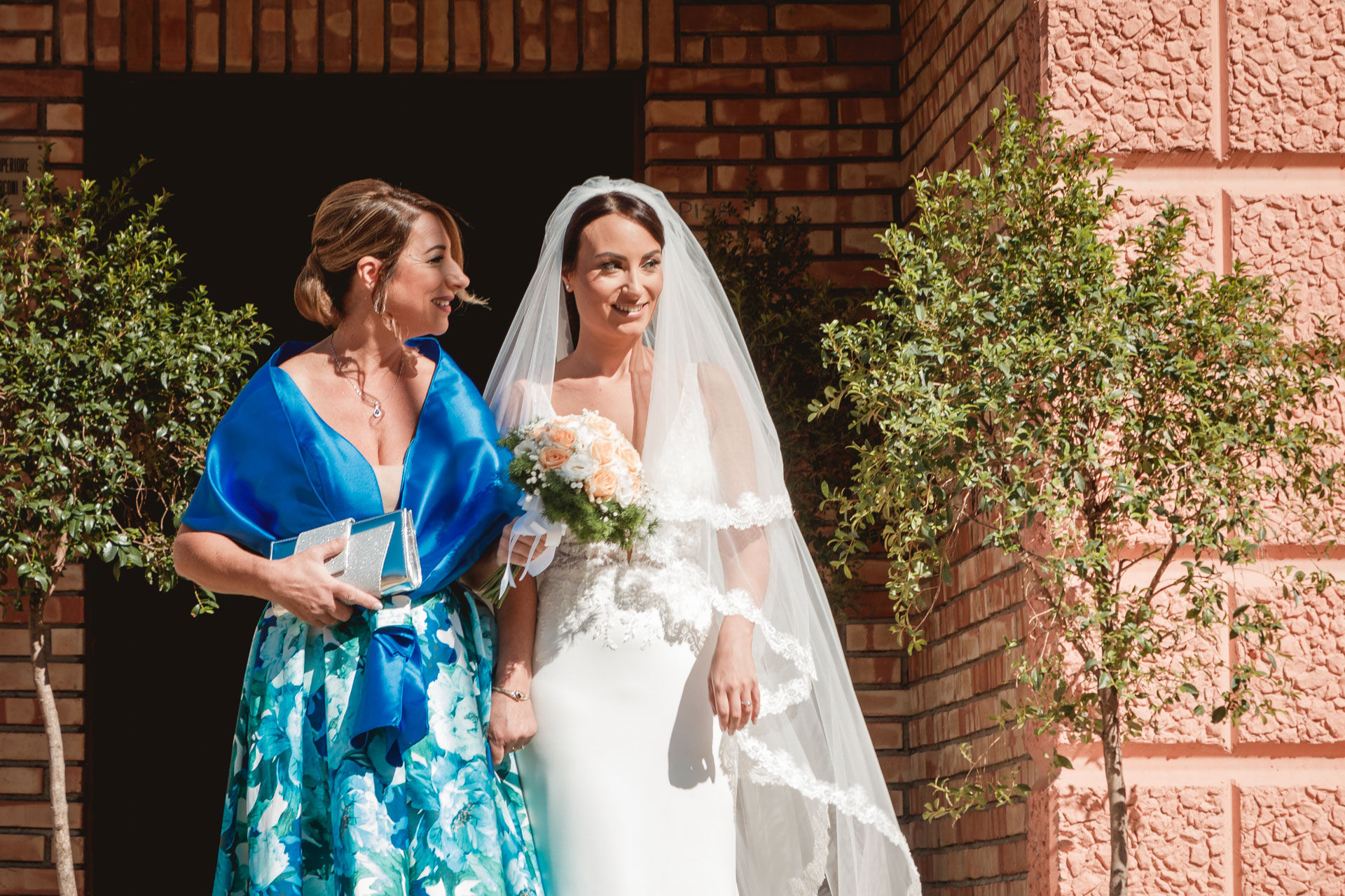 Sposa e damigella, matrimonio. La sposa esce, sorriso, giardino, giorno. Drimage