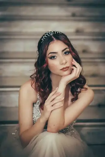 Fotografia di Drimage Creative studio di Simona Turano Fotografa. Donna con tiara e abito elegante seduta sulle scale