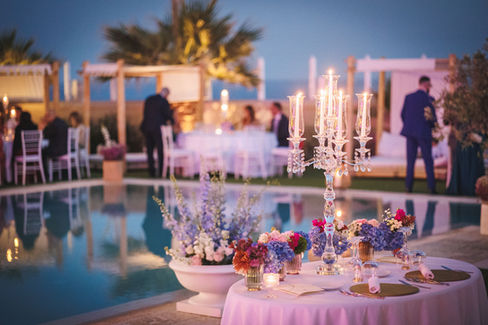 Cena romantica con candelabri e fiori, Matrimonio verde-mare, piscina e ospiti vicini.