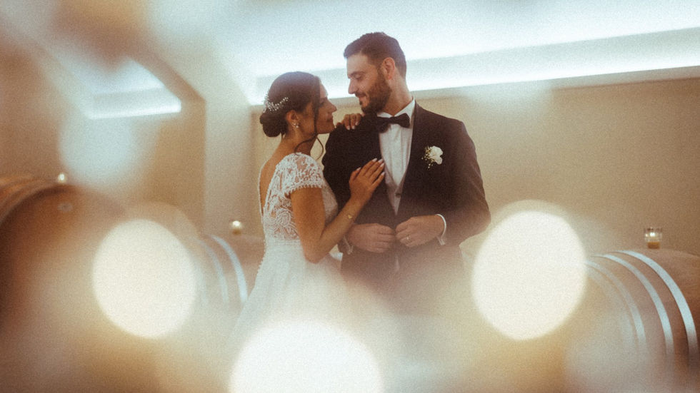 Coppia di sposi sorridenti in un ambiente romantico, Matrimonio elegante e romantico, sguardo reciproco.
