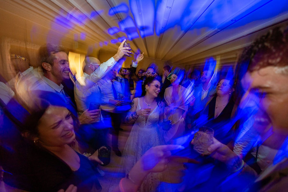 Sposi nerd wedding matrimonio a tema videogiochi - Unconventional wedding - Foto artistiche del momento balli in sala