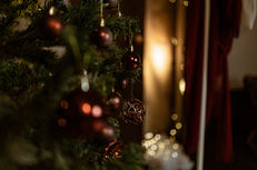 Albero di Natale con palle rosse, luce, e decorazioni per Natale 2025