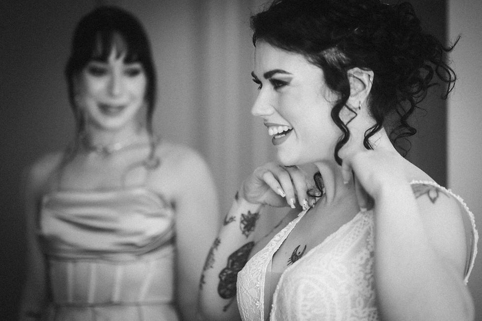 Sposi nerd wedding matrimonio a tema videogiochi - Unconventional wedding - Sposa felice di indossare l'abito
