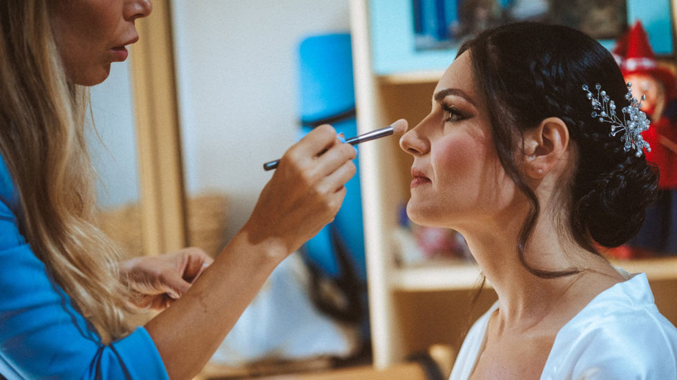 Trucco da sposa, Matrimonio elegante e romantico, truccatrice applica il trucco, Drimage