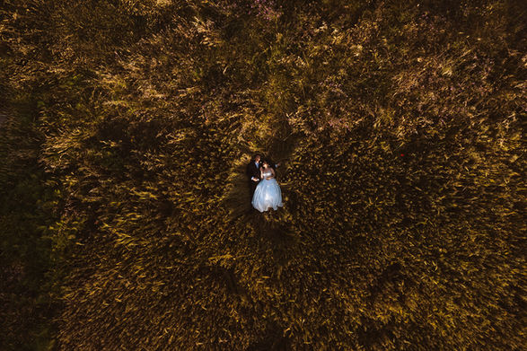 Sposi nel campo, ripresa dall'alto. Fotografia di Drimage Creative studio di Simona Turano Fotografa
