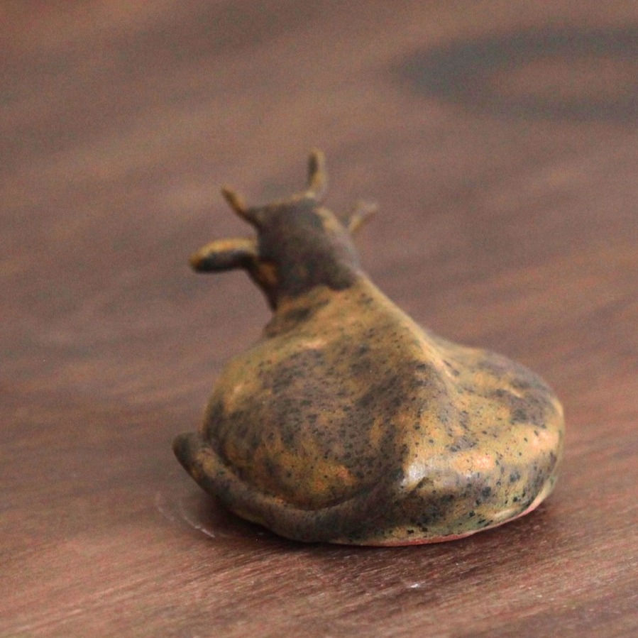 Seramik oturan inek figürü