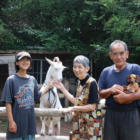 渥美どろんこ村の基礎を作った夫婦二人の小さな農家。生産・加工・販売・体験受け入れを行う農家の暮らしに多くの人たちが集う。